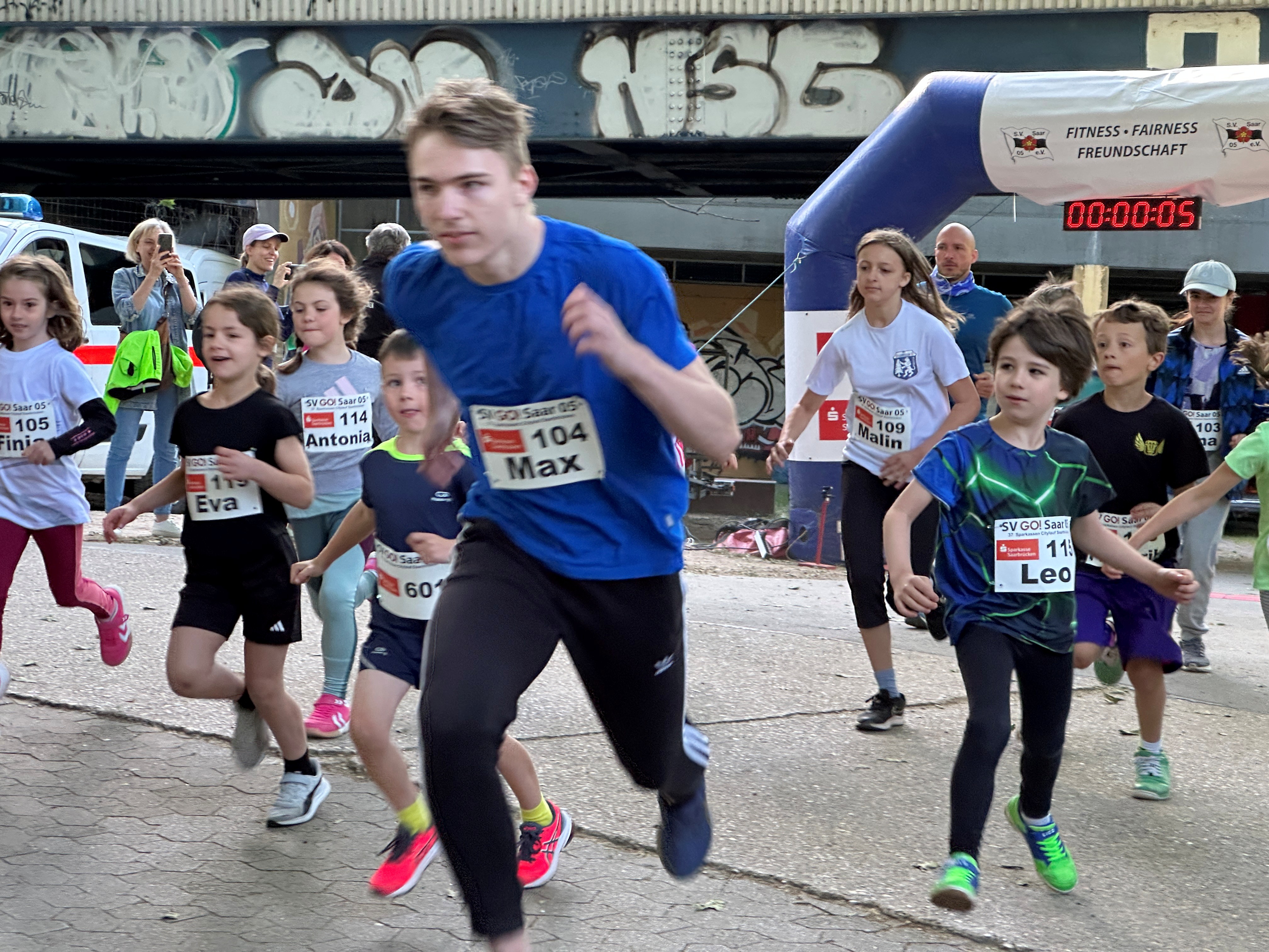 Max Berrang (Startnummer 104) und Malin Franz (Startnummer 109)