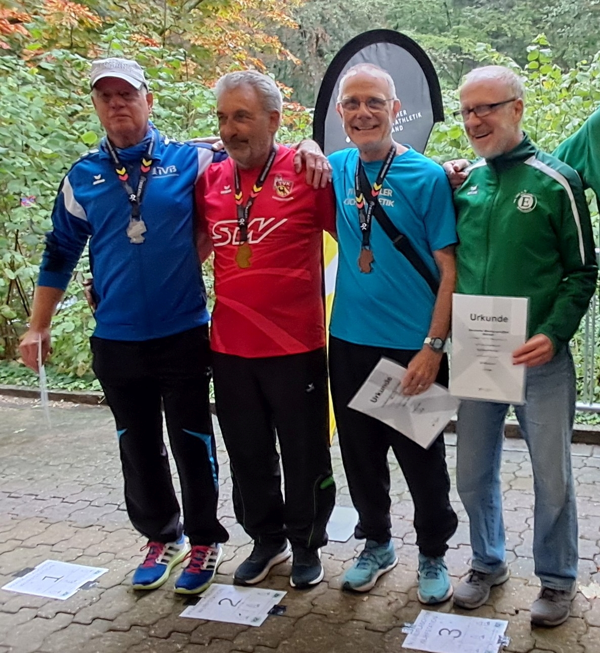 Siegerehrung 5.000 m Bahngehen der M65